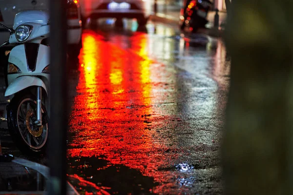 Luci e ombre sulla strada bagnata durante la notte piovosa . — Foto Stock