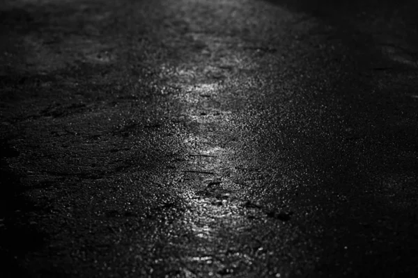 Licht und Schatten auf nasser Straße in regnerischer Nacht. — Stockfoto