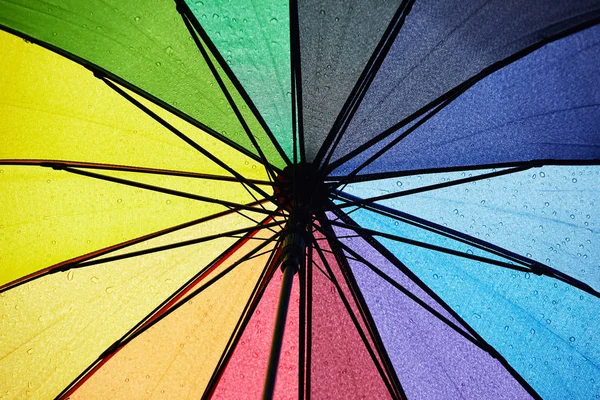 Parapluie multicolore avec gouttes de pluie . — Photo