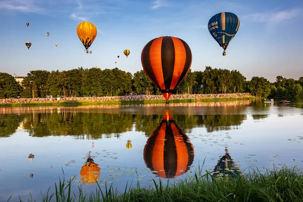 Balónky Létají Přes Řeku Promítají Vody — Stock fotografie