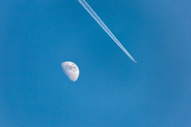 Ay'ı geçerken gökyüzünde uçan uçak