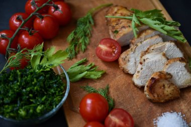 Tavuk domates, maydanoz ve dereotu ile