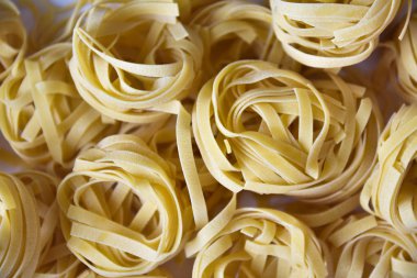 Lezzetli taze renkli malzemeler makarna Tagliatelle yemek pişirmek için. Gıda arka plan