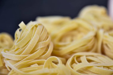 Lezzetli taze renkli malzemeler makarna Tagliatelle yemek pişirmek için. Ahşap masa arka plan 