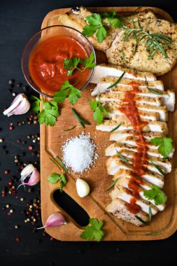 Domuz biftek sosu ve sarımsak kırmızı plaka üzerinde.