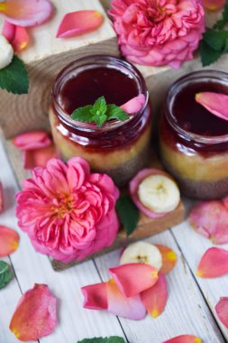 çöl chia puding. muz ile gülü. Sanat yumuşak odak