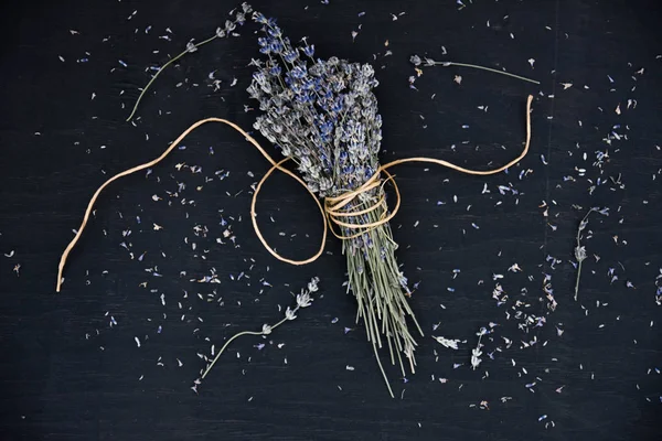 Torkad Lavendel Svart Bord Traditionella Lavendelblomma Torkning — Stockfoto