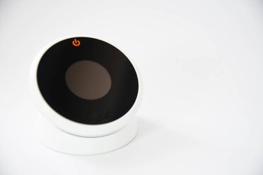 beyaz arka plan üzerinde klima için uzaktan kumanda. Sanat yumuşak odak.