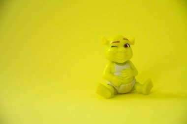 Shrek sarı arka plan üzerinde. Bebek. Sanat yumuşak odak.