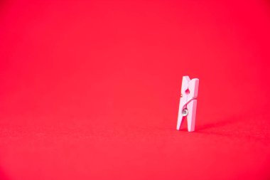 kırmızı arka plan üzerinde küçük clothespin. Close. Sanat yumuşak odak.