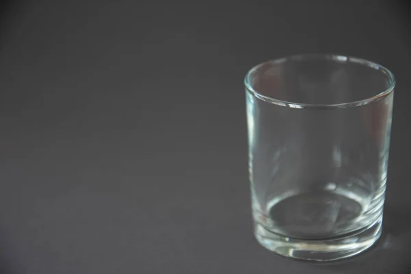 Verre clair sur fond gris. Art soft focus . — Photo