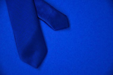 mavi arka plan üzerinde mavi kravat