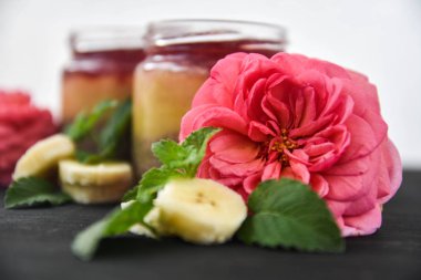 çöl chia puding. muz ile gülü. Sanat yumuşak odak