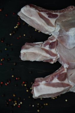 Ahşap bir tahta üzerinde çiğ biftek