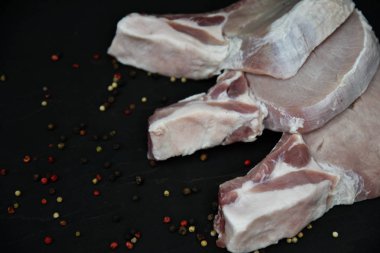 Ahşap bir tahta üzerinde çiğ biftek