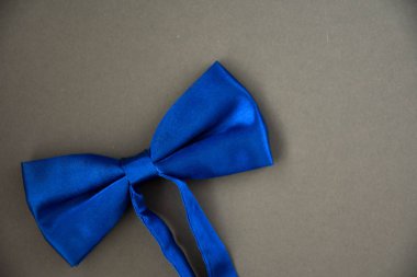 gri bir arka plan erkekler için papyon