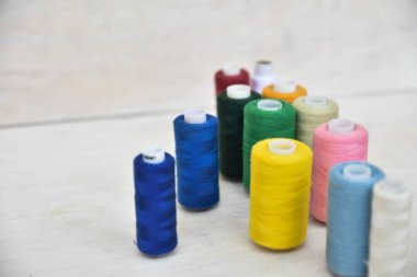 Beyaz arkaplandaki başlıklar