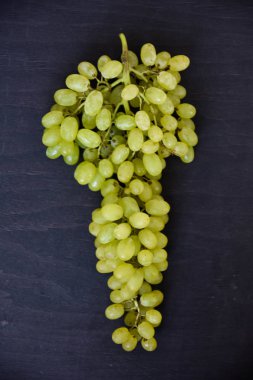 Gri arka planda üzümler.