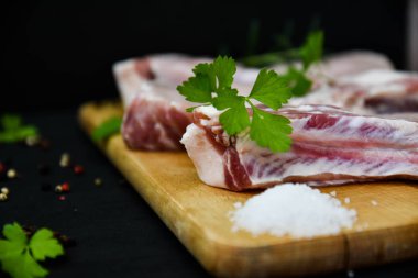 Ahşap bir tahta üzerinde çiğ biftek.