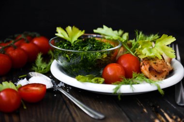 Tavuk domates, maydanoz ve dereotu ile.