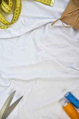 Dikiş araçları koleksiyonu. Kahverengi üzerine izole edilmiş. sanat yumuşak odak