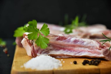 Ahşap bir tahta üzerinde çiğ biftek.