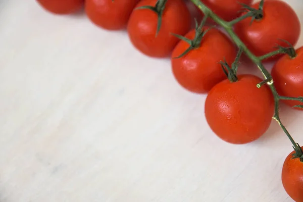 Cherry Tomaten geïsoleerd op witte houten achtergrond. Tekst — Stockfoto