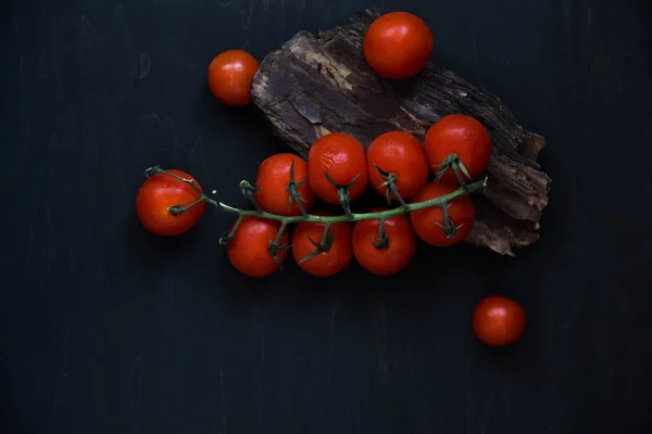 Cherry Tomaten geïsoleerd op zwarte achtergrond. — Stockfoto