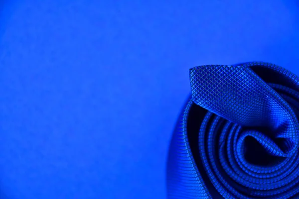 蓝色背景上的蓝色领带 — 图库照片