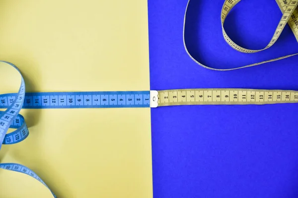 Renkli bir arka plan üzerinde santimetre bant — Stok fotoğraf