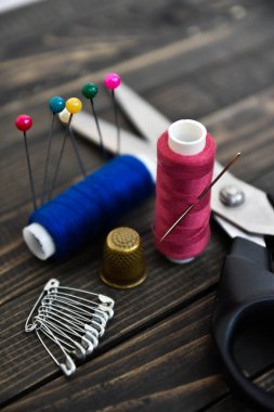Dikiş araçları koleksiyonu. Kahverengi üzerine izole edilmiş. sanat yumuşak odak