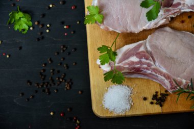 Ahşap bir tahta üzerinde çiğ biftek.