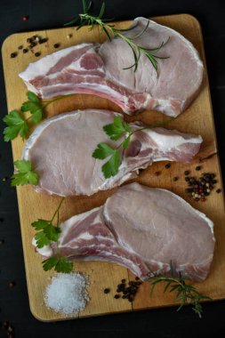 Ahşap bir tahta üzerinde çiğ biftek.