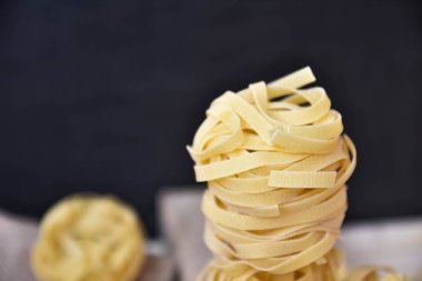 Lezzetli taze renkli malzemeler makarna Tagliatelle yemek pişirmek için. Ahşap masa arka plan