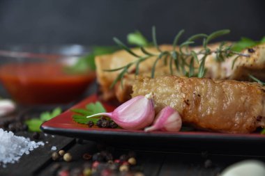 Domuz biftek sosu ve sarımsak kırmızı plaka üzerinde.