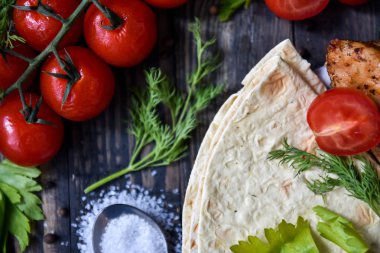 Tavuk pide ve domates ile