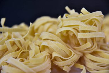 Makarna Tagliatelle yemek için lezzetli taze renkli malzemeler.