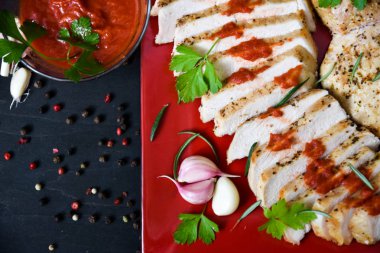 Domuz biftek sosu ve sarımsak kırmızı plaka üzerinde.