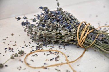 Ahşap masa üzerinde kurutulmuş lavanta. Geleneksel lavanta çiçek kurutma.