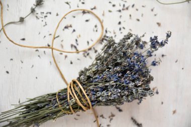 Ahşap masa üzerinde kurutulmuş lavanta. Geleneksel lavanta çiçek kurutma.