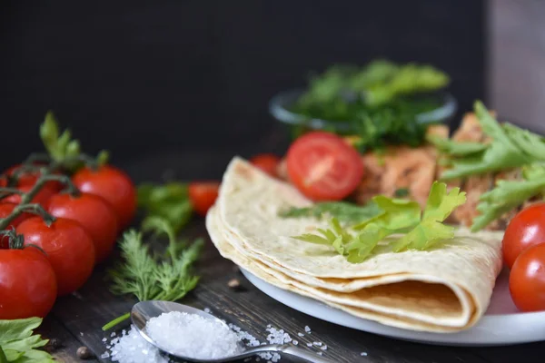 Chicken with pita bread and tomatoes — Stock Photo, Image