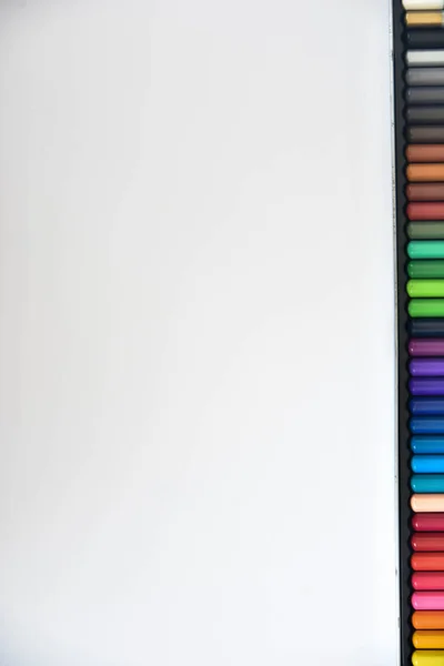 Lápices de colores sobre un fondo blanco de madera — Foto de Stock
