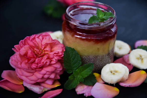 Пудинг из чиа-пустыни. чай розы с бананом. искусство мягкого фокуса — стоковое фото