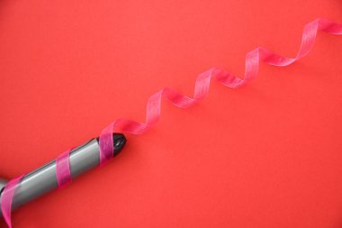 Kırmızı arka planda izole edilmiş kıvırma demiri. Sanat yumuşak odak