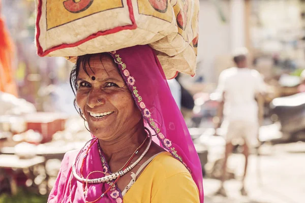 Удайпур Раджастхан Индия Февраля Портрет Улыбающейся Индийской Женщины Сумкой Голове — стоковое фото