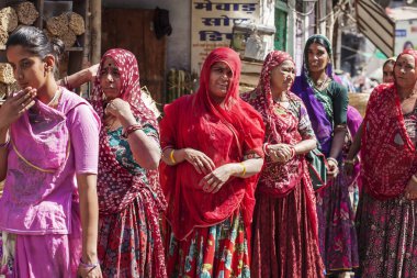 Udaipur şehir, Rajasthan, Hindistan, 9 Şubat 2018: Hintli kadınların geleneksel olarak giyinmiş sebze pazarı alışveriş