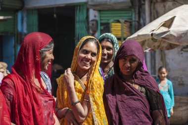 Udaipur şehir, Rajasthan, Hindistan, 9 Şubat 2018: Hintli kadınların geleneksel olarak giyinmiş sebze pazarı alışveriş