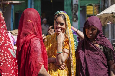 Udaipur şehir, Rajasthan, Hindistan, 9 Şubat 2018: Hintli kadınların geleneksel olarak giyinmiş sebze pazarı alışveriş