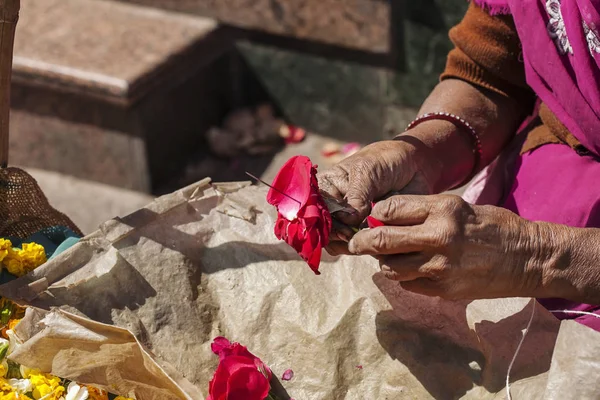 Індійська Жіночих Рук Робить Свіже Квітка Намисто Продажу — стокове фото