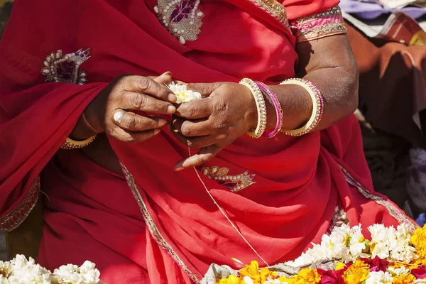 Mãos Femininas Indianas Fazendo Colar Flores Frescas Para Vender — Fotografia de Stock